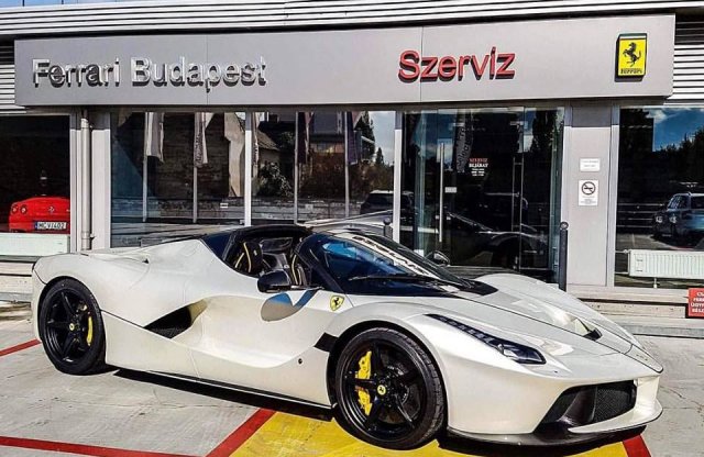 Napsütésben érkezett Budapestre Cartu LaFerrarija