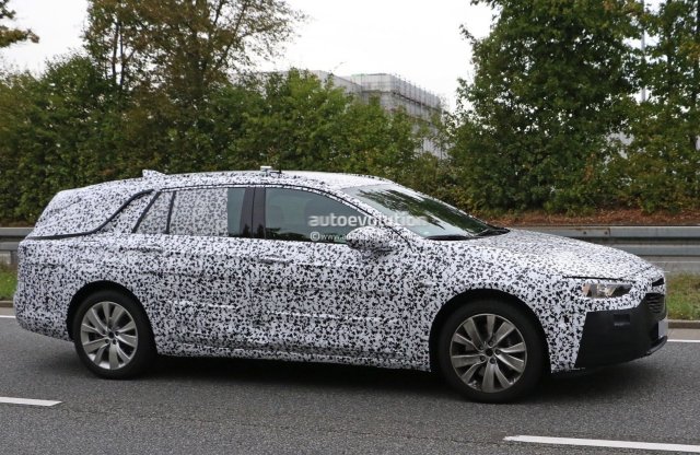 Közúton mutatkozott az új kombi Insignia