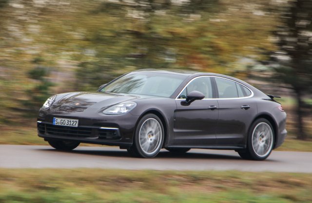 Kirúgja maga alól a talajt – Porsche Panamera