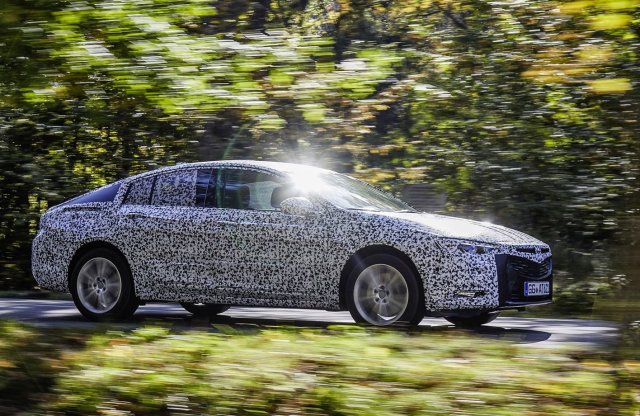 Már gyári képeken, de még maszkolva az új Opel Insignia