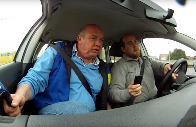 Mobilozni vezetés közben csak tanulás kérdése?