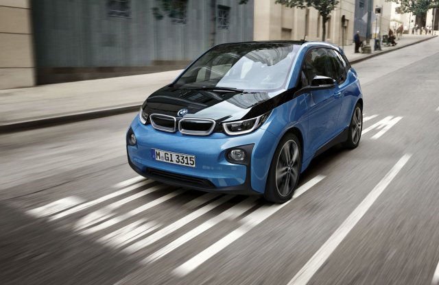 BMW i3 400 km hatótávval, kábel nélküli villámtöltéssel