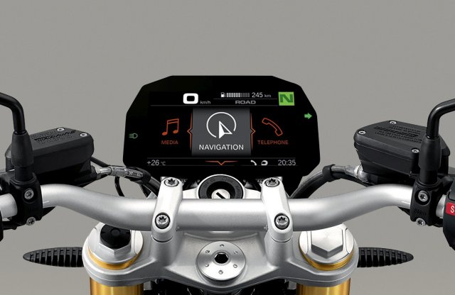 Okostelefon-kijelzős motort dob piacra a BMW