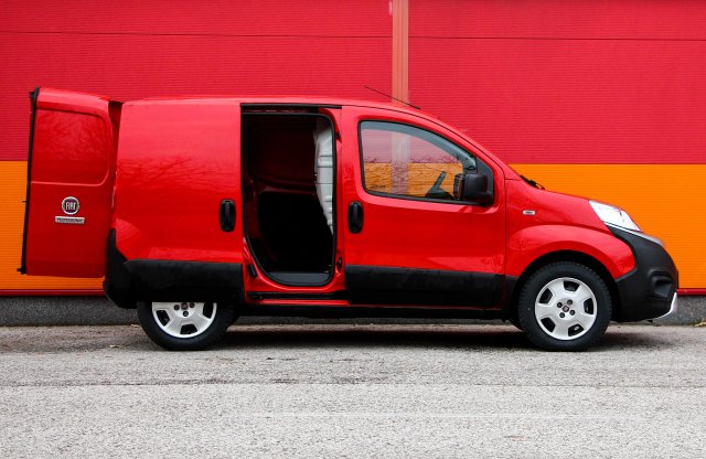 Piros, kétüléses és olasz – Fiat Fiorino