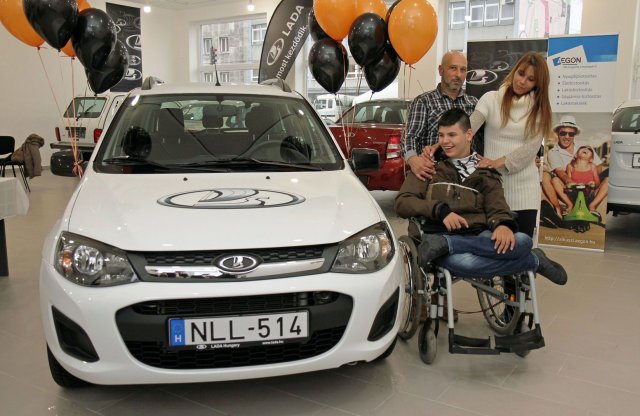 Könnyeket csalt egy Lada