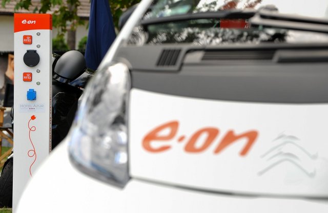 Jövő év végéig maradhat ingyenes a villanyautók töltése