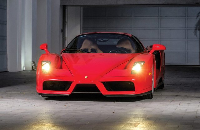 Kit érdekel egy divatos Hilfiger-Ferrari?