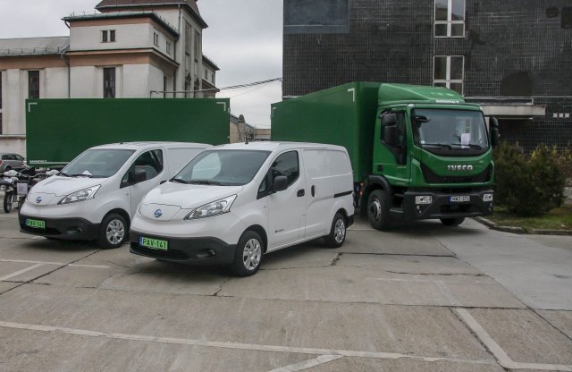 Villanyautókkal újít, a múltról emlékezik a Posta