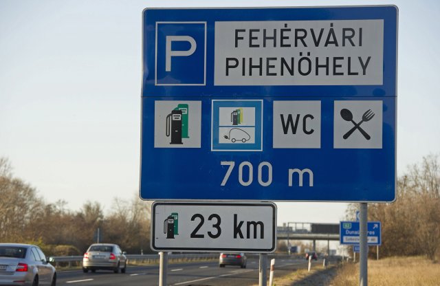 Új tábla került az M7 autópályára, villanyautó-töltőt jelez