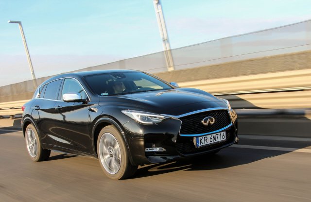Álcázott Mercedes? Infiniti Q30 Sport teszt