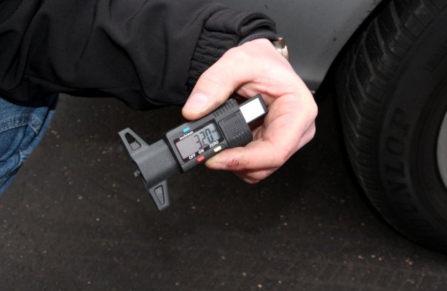 Az autósok ötöde még karácsony előtt is nyári gumival jár