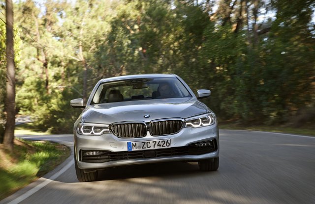 Konnektoros változatot kap a BMW 5-ös sorozata