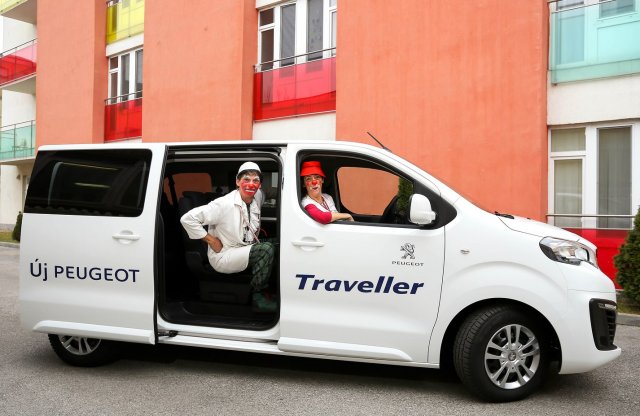 Peugeot-val utaznak a bohócdoktorok