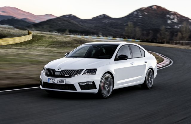 A friss Skoda Octavia RS is kettős fényszórós