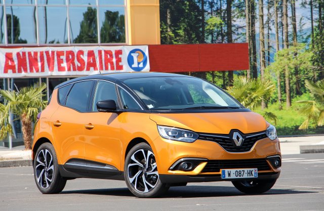 5,7 milliótól, 20 colos felnivel – piacon a Renault Scenic