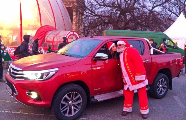 Több Toyota és egy Lamborghini is segített a Mikulásnak