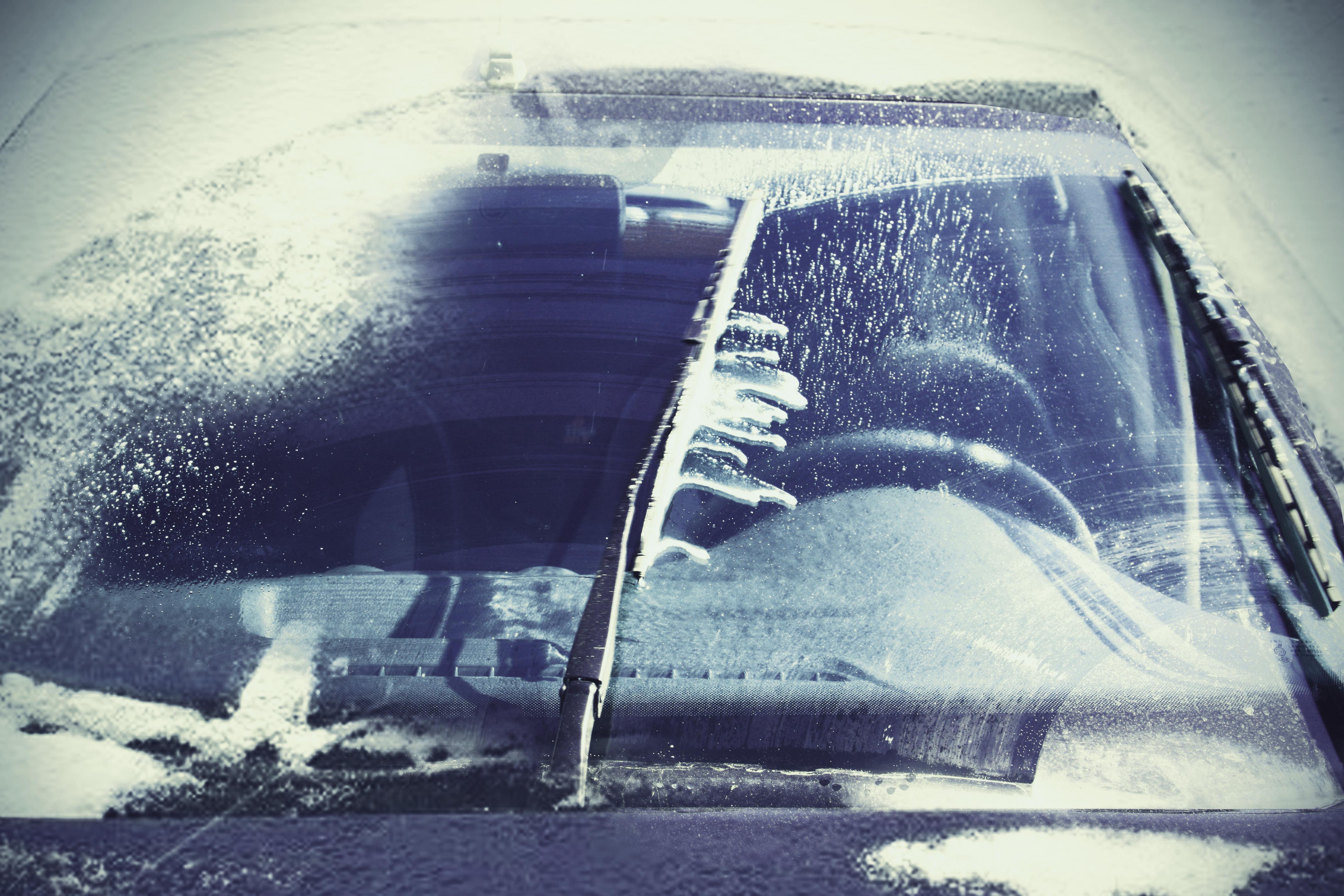 Резкий воздух омыл лицо. Замерзшее лобовое стекло. Лобовое стекло зимой. Иней на машине. Снег на стекле машины.