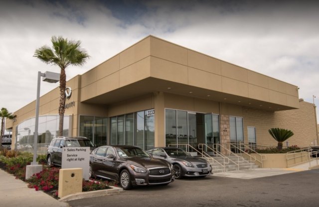 40 Infinitit loptak egy kereskedésből