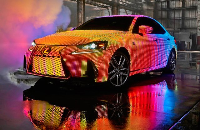 Kaméleonként debütál a frissített Lexus IS
