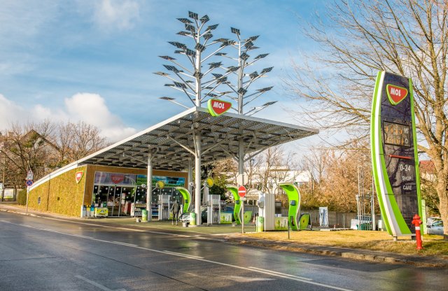 Két új elektromos töltőoszlop az Istenhegyi úton