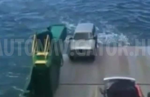 Kompról gurult vízbe a terepjáró