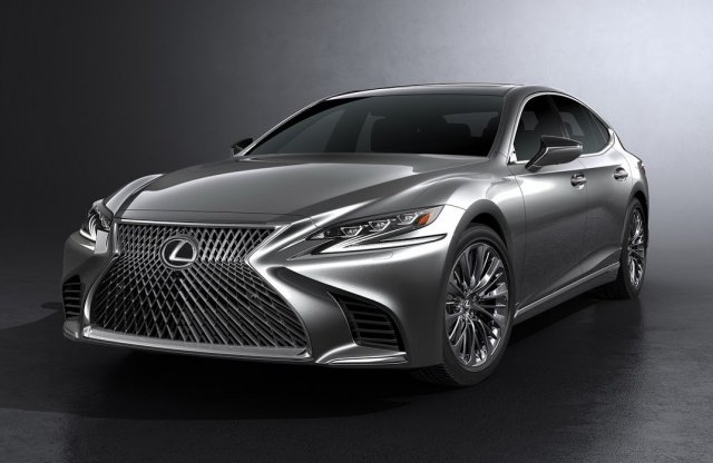 Kikerüli a gyalogost az új nagy Lexus