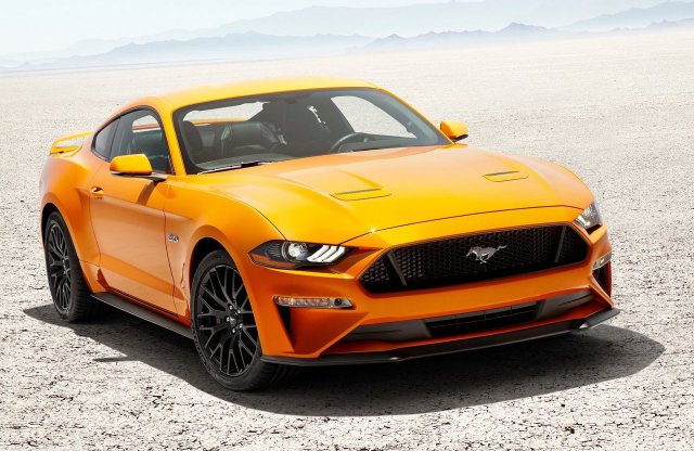 Új arcot és 10 fokozatú automatát kap a Ford Mustang