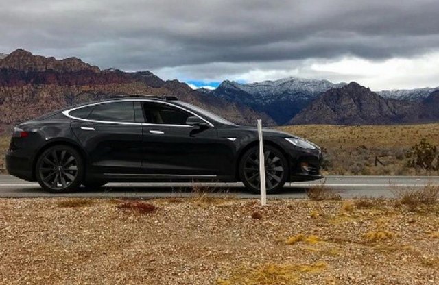 Így hagy egy Tesla az út szélén