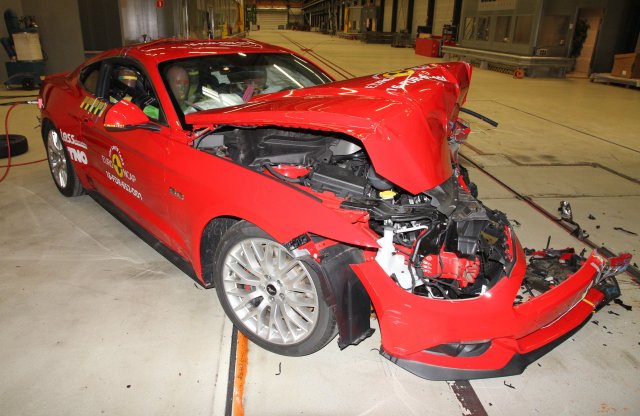 Biztonságos Volvók, elvérző Mustang a legújabb törésteszten