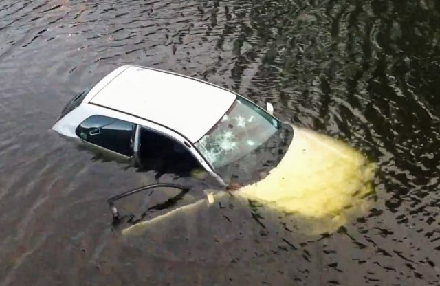 Videón a lopott autó folyóba lökése