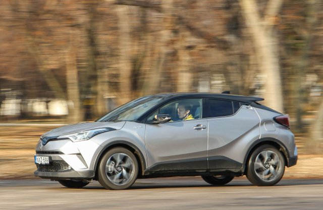 5 rendőr ugrott rá, Év Autója is lehet - Toyota C-HR teszt
