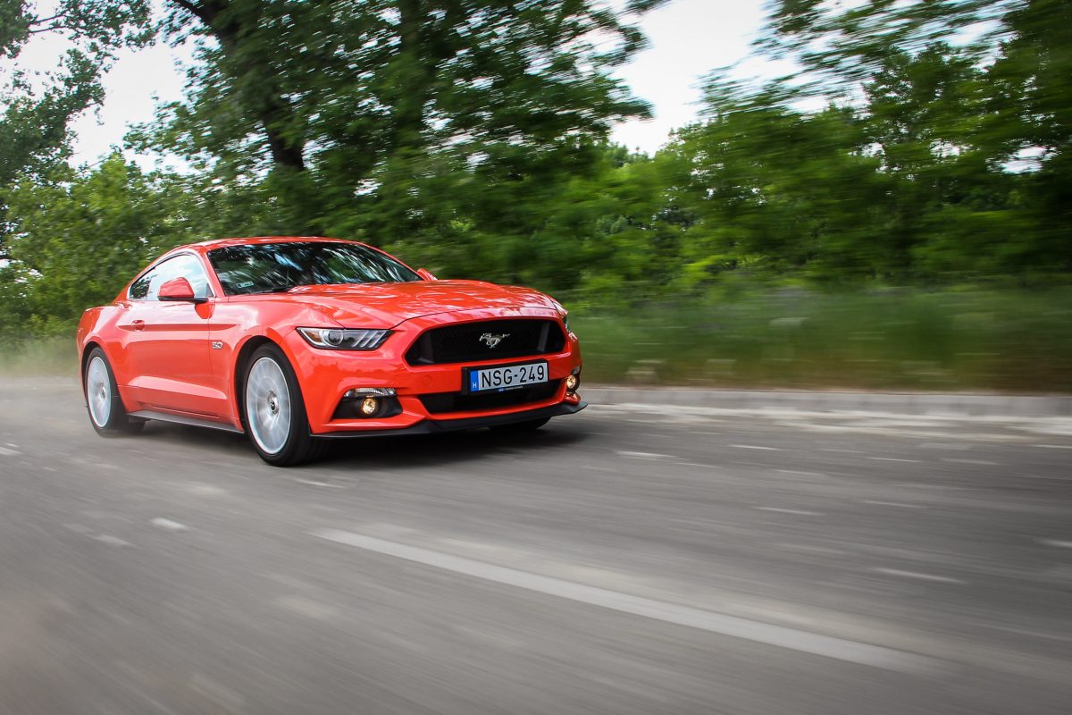 FORD MUSTANG