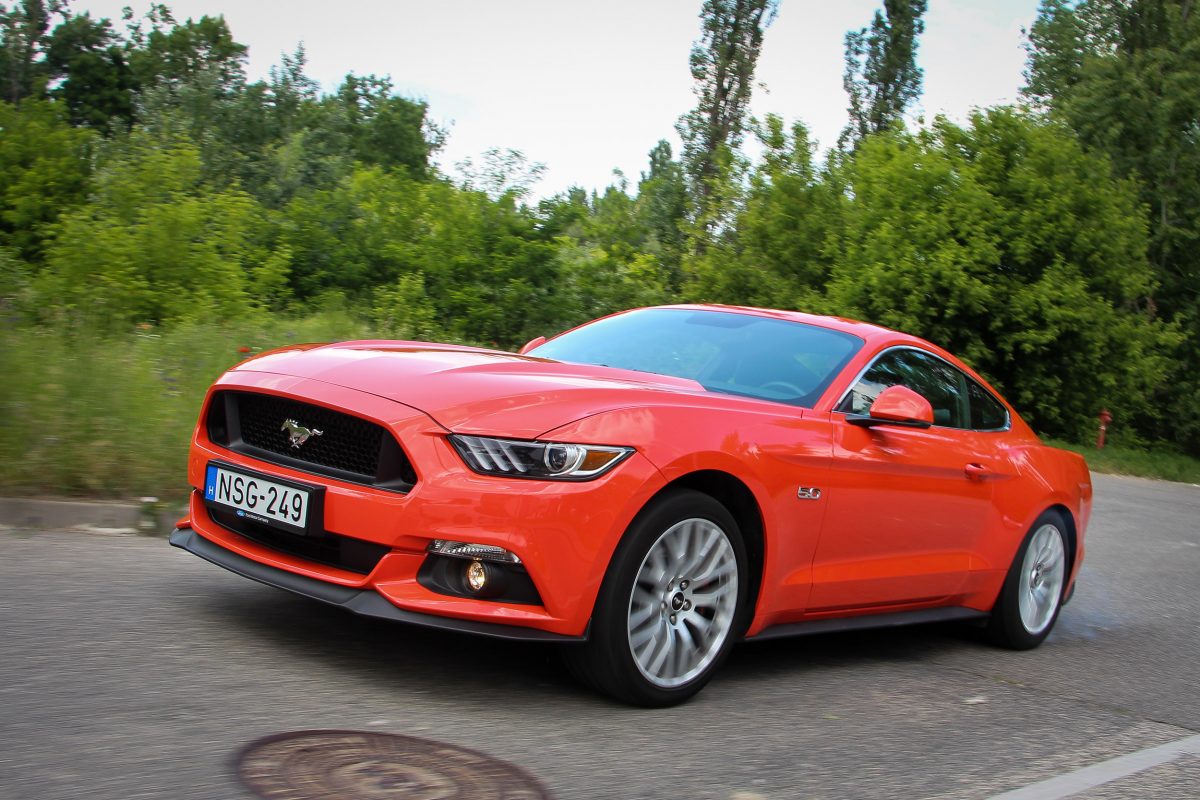 FORD MUSTANG
