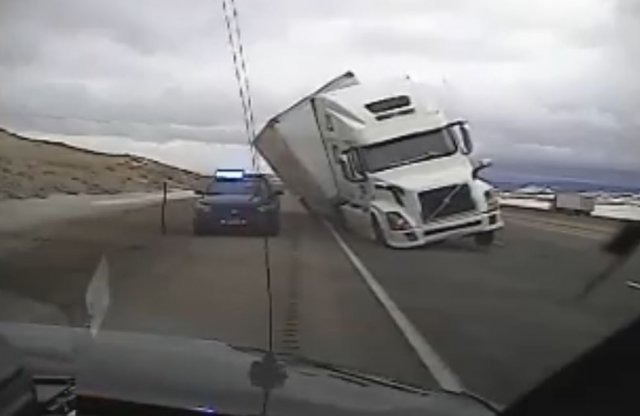 Rendőrautót lapított ki egy kamion