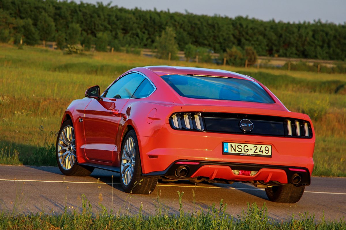 FORD MUSTANG