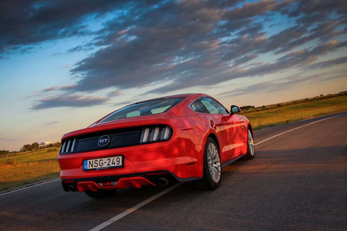 FORD MUSTANG