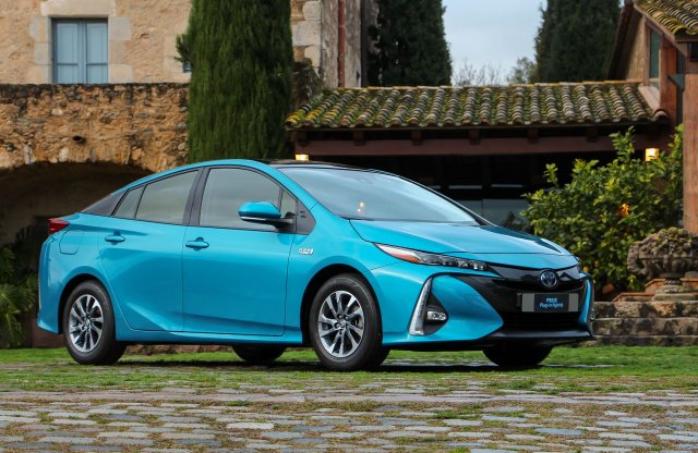 Ingyen parkol és magát tölti – Toyota Prius Plug-in