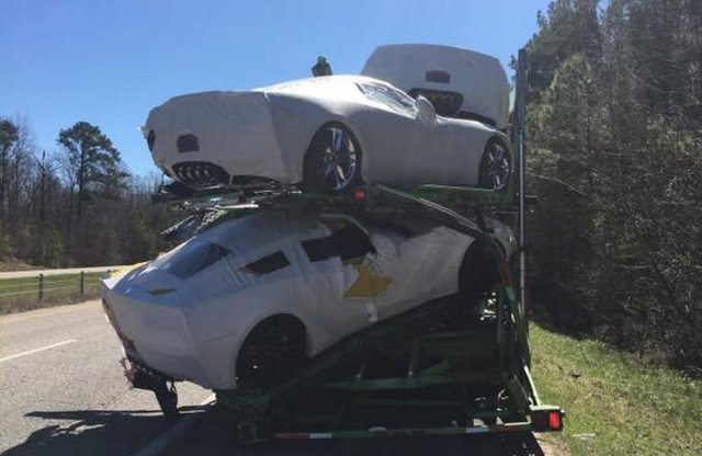 Kamionon törtek az új Corvette-ek