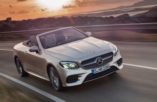 Teljes fényében a tetőt vesztett E-osztály