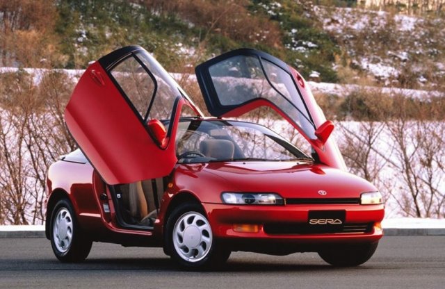 Őrült ’90-es évek: pillangó ajtós Toyota