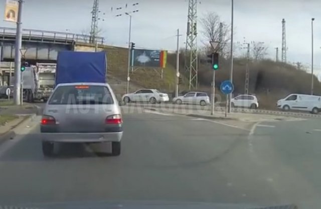 Miként értékeljük a Mercedes szabálytalan sofőrjét?