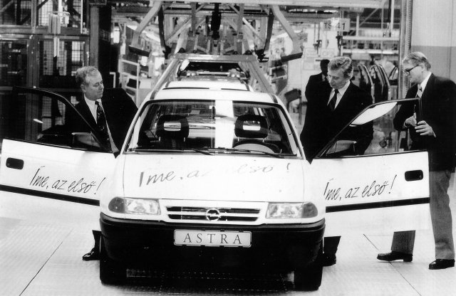Épp ma 25 éves az első hazai Opel Astra