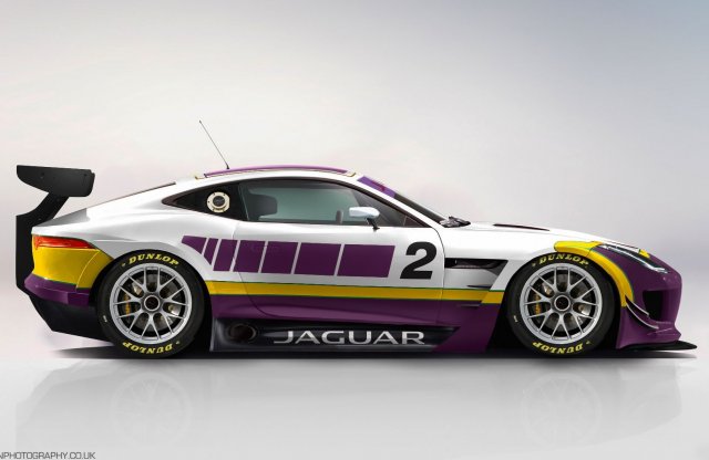 GT4 versenyautón dolgozik a Jaguar