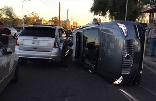 Felborult az Uber egyik önvezető autója
