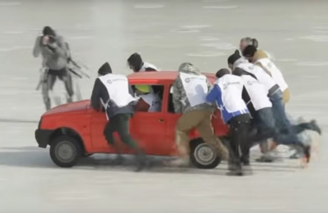 Autókkal curlingeztek. Hát persze, hogy oroszok!