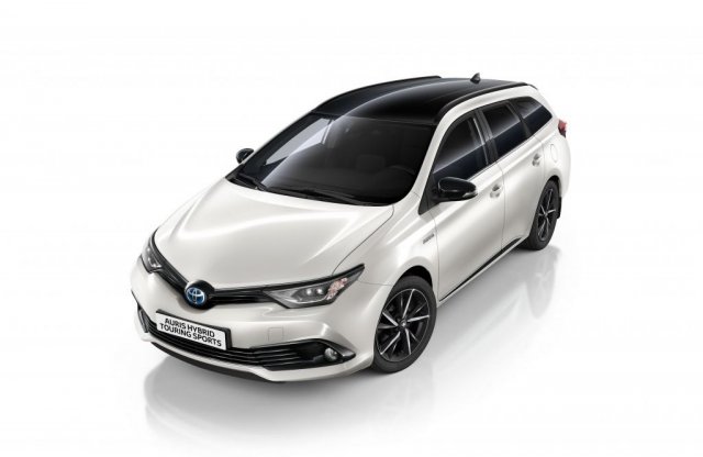 Kéttónusú fényezéssel dobja fel az Aurist a Toyota