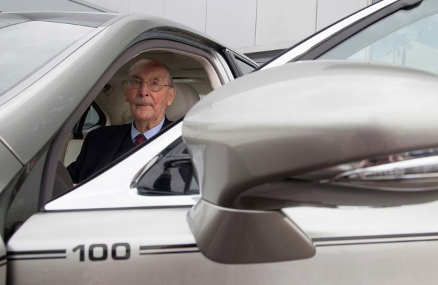 Ilyen Lexusa csak egy 100 esztendős úrnak van