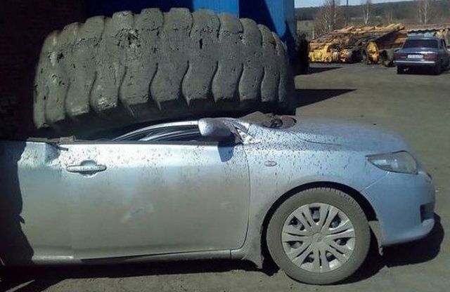 Háromtonnás repülő gumi nyomta laposra