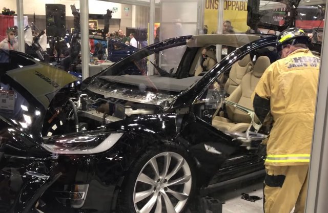 Így bontanak Teslát a tűzoltók