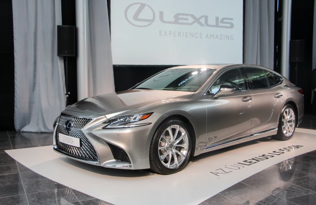 Piacon a gyalogosokat magától kikerülő új Lexus LS
